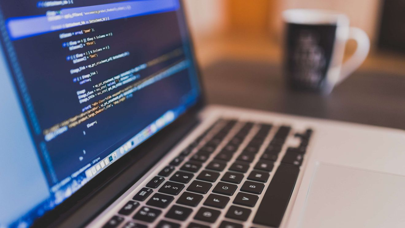 Un nou generator de texte false care folosește inteligența artificială, considerat de creatorii săi prea periculos pentru a fi adus la cunoștința publicului