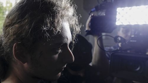 Câteva sute de persoane, la un protest în Piaţa Victoriei faţă de modul în care se derulează procesul în cazul 2 Mai