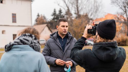 Tánczos Barna, UDMR: Am fost în Piață în Miercurea Ciuc. Oamenii înghețați stau lângă tarabe înghețate, piața goală, nu vine nimeni în frig să cumpere. Sunt multe greșeli pe care noi nu le-am fi făcut. Nu am fi închis în niciun caz școlile