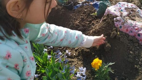 Medic: Sunt feriţi de alergii copiii care cresc în colbul drumului, unde se joacă şi se iau de gât cu căţeii şi pisicile / Exagerarea mămicilor de a face curăţenie, a dezinfecta, a steriliza, a izola totul favorizează alergiile