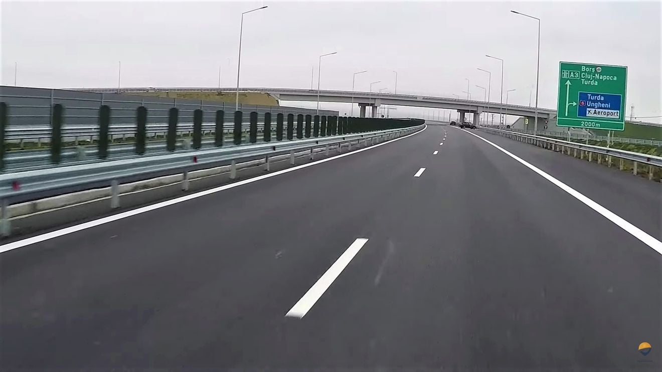 „Ciotul” de autostradă de 4,5 kilometri dintre Târgu Mureş şi Ungheni va fi recepţionat luni, pe 6 decembrie. Au trecut 18 ani de la semnarea primului contract, cu Bechtel / Lipsesc 16 kilometri pentru autostradă completă între Târgu Mureş şi Cluj Napoca