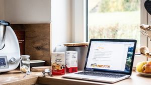 Proiect: Rețetele urbane din Brașov, notate de gospodine în caiete, colectate și postate online / ”Strângem caiete de rețete de la păstrătorii lor, mamele și bunicile noastre. Și de la tați, dar mai rar”