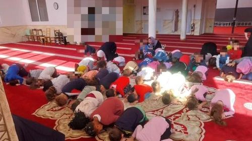 Copii catolici de grădiniță fotografiați îngenuncheați în interiorul unei moschei, în Italia /  Partidele de dreapta, reacție rapidă: ”Imagini înfiorătoare” / Comunitatea aplaudă gestul: ”Dumnezeu nu face distincții, indiferent de cum e numit„