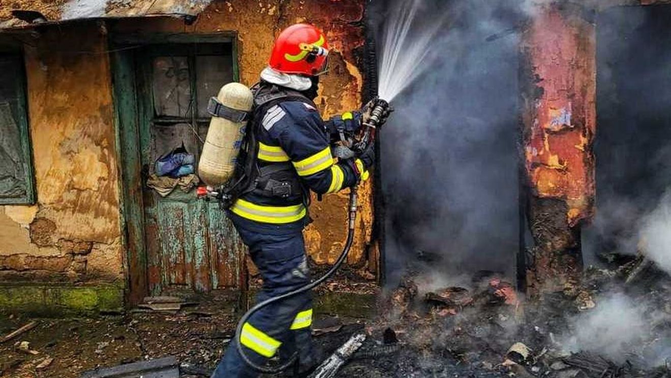Un bătrân din Giurgiu a murit într-un incendiu care i-a ars casa. Flăcările ar fi izbucnit de la scânteile din sobă