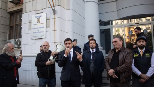 GALERIE FOTO Protestul partidului extremist AUR la CNA/ Instituția are pe ordinea de zi o presupusă propagandă politică la televiziunea Realitatea Plus, care promovează constant acțiunile partidului extremist
