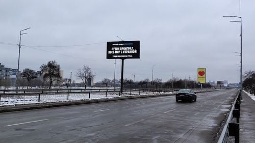 Detalii de atmosferă de la CNN: Locuitorii din Kiev se pregătesc pentru bătălia din capitala Ucrainei / În oraș este o liniște teribilă. Mulți oameni au fugit iar cei care au rămas sunt în adăposturi, subsoluri și stații de metrou