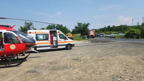 Zece persoane implicate într-un accident rutier pe drumul naţional care leagă Timişul de Hunedoara, în lipsa unei bucăţi de autostradă / Două femei grav rănite