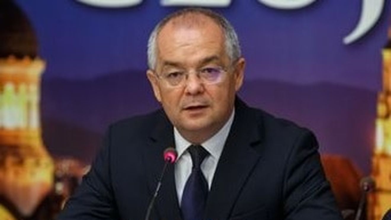 Inteligenţa Artificială, primul pas în birocraţia românească. Emil Boc lansează funcţionarul-robot Antonia
