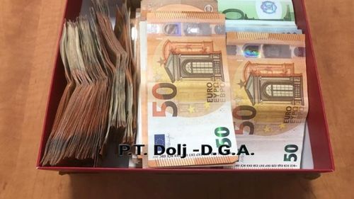 Un medic, un ambulanțier și un intermediar, prinși în flagrant în timp ce luau mită pentru eliberarea unui certificat fals de vaccinare / Cei trei au fost reținuți / Rețeaua funcționa din vară