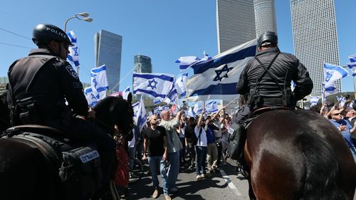 VIDEO Mii de persoane au protestat în Israel după ce Knessetul a votat primul proiect din pachetul de legi care revizuiește sistemul judiciar/ Poliția a folosit tunuri de apă