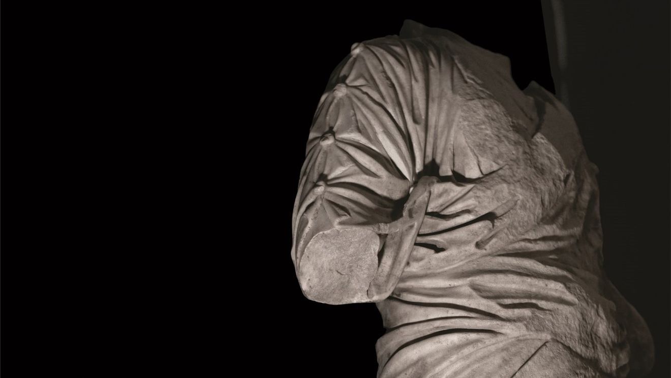 Statuia unei zeităţi romane, descoperită în 2023 în timpul reabilitării unei străzi, expusă în premieră la Alba Iulia