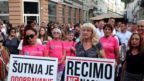 VIDEO Mii de persoane au protestat la Sarajevo după ce o femeie a fost ucisă de soțul ei în direct pe rețelele de socializare: "Opriţi feminicidul"