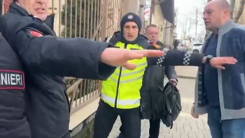 VIDEO Un bărbat a fost arestat după ce a încercat să incendieze secția de votare de la Ambasada Rusiei în Chișinău