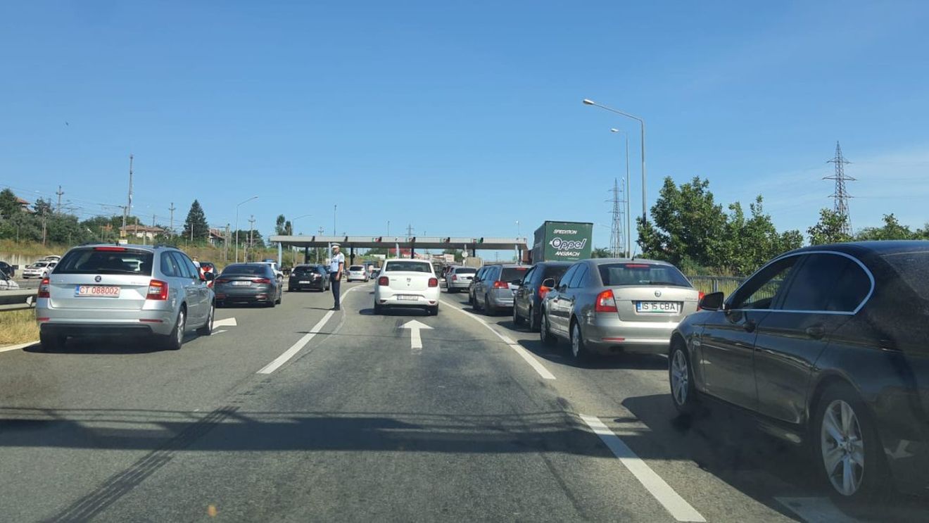 Coloane de mașini la munte - la Comarnic, și la mare - între Agigea și Eforie Nord