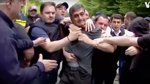 VIDEO Noi proteste în Georgia  / Poliția a îndepărtat protestatarii din fața unui hotel unde se aflau cazate rude ale ministrului rus de externe Serghei Lavrov