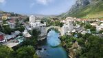 Un cap de porc a fost lăsat într-un cimitir musulman din orașul divizat Mostar, din Bosnia / Inițial aliați împotriva sârbilor, croații și bosniacii s-au confruntat într-un conflict violent în anii 90