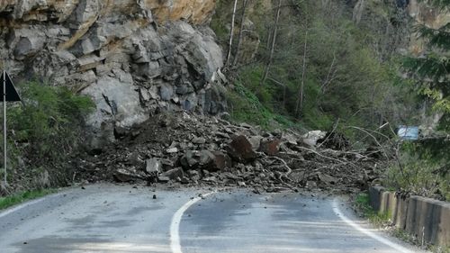 Transalpina a fost blocată de o alunecare de teren pe o porțiune din Alba. Traficul spre zonele turistice de la Oașa și Șureanu, întrerupt