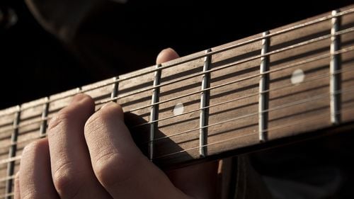 Festivalul „Pune Mâna pe Chitară” revine la Cluj-Napoca în acest weekend / 500 de chitarişti vor cânta alături de nume importante din muzica folk și rock