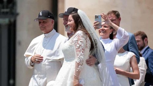 Apariție inedită a Papei Leon, care încalcă codul vestimentar papal: poartă o șapcă de baseball cu echipa sa favorită, White Sox