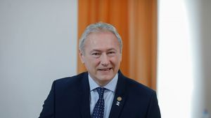 Lucian Heiuş, ministrul desemnat al Finanțelor: Propun Bisericii să pună la dispoziţie spaţiile de cazare din mănăstiri pentru românii care se întorc din zonele afectate de coronavirus