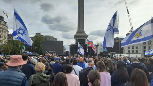 FOTO Mii de oameni au comemorat, în Trafalgar Square, doi ani de la masacrul din 7 octombrie, când teroriștii Hamas au ucis 1200 de persoane în Israel / Oamenii cer eliberarea ostaticilor din Gaza