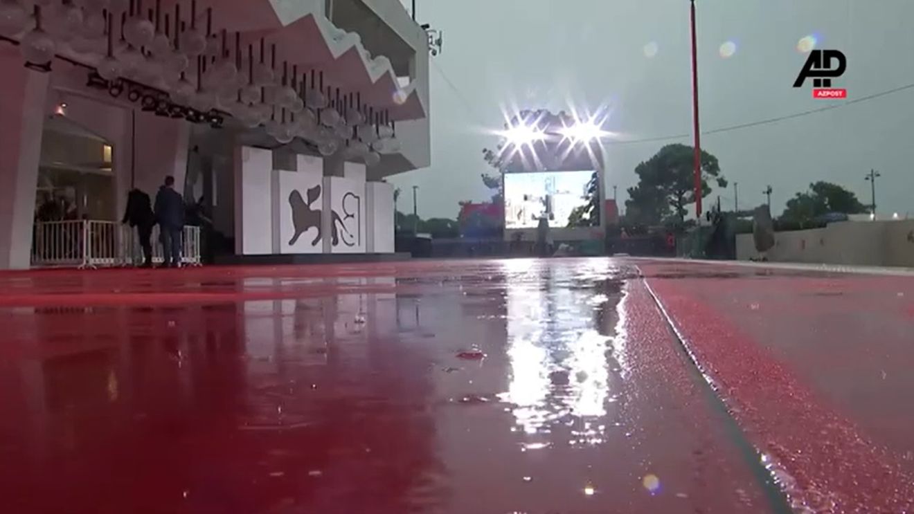 O ploaie și furtună puternice au pus pe fugă vedetele de pe covorul roșu la Festivalul de Film de la Veneţia