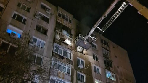 O femeie imobilizată la pat a murit în urma unui incendiu izbucnit la etajul al treilea al unui cămin de nefamilişti din Hunedoara (video)