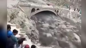 Un elicopter al armatei pakistaneze transportând şase persoane, printre care un ofiţer cu rang înalt, a dispărut în timpul unor operațiuni de salvare în timpul inundațiilor