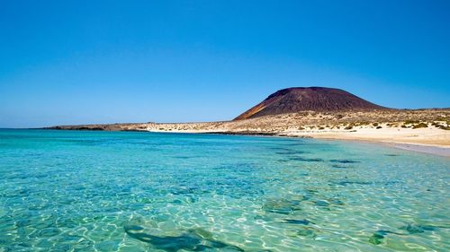 Mii de spanioli au protestat împotriva supraturismului în Insulele Canare / Localnicii le-au cerut autorităților să limiteze numărul de vizitatori pentru a se proteja de blocajele din trafic şi povara la care sunt supuse serviciile