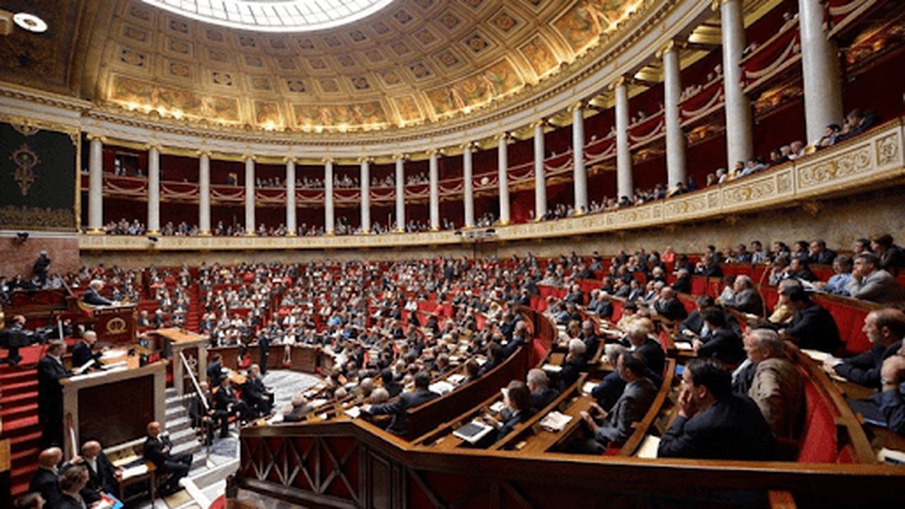 Franța: Proiect controversat adoptat de Parlament, privind combaterea discursului urii în mediul online