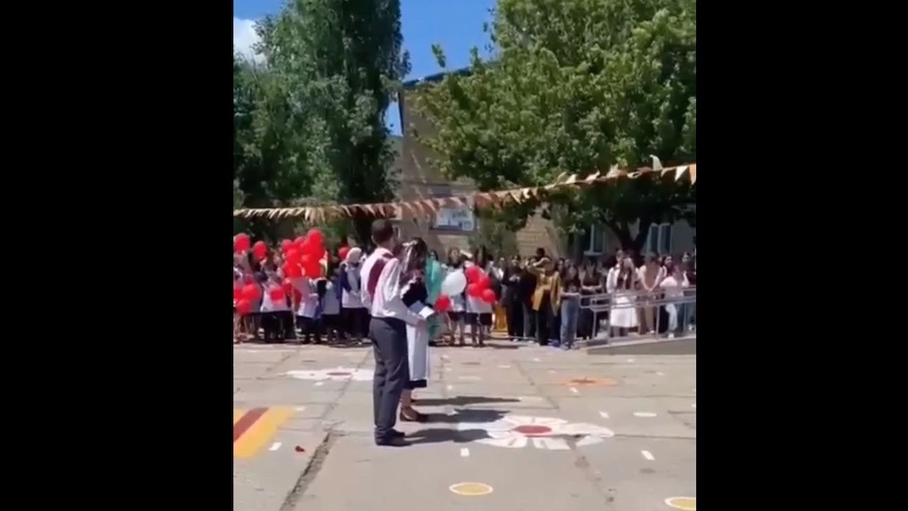 O tânără din Daghestan a strigat în timpul serbării de final de an ”Putin este diavolul” / Presa rusă a transmis că fata era supărată pe mama ei, iar școala și-a cerut public scuze / Daghestan are foarte multe victime, în urma războiului din Ucraina