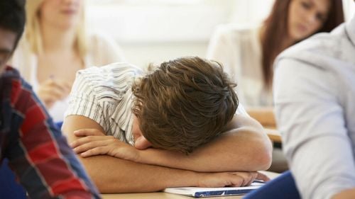 O femeie din Huși a cerut retragerea fiului ei de la un liceu unde toți elevii primesc bani pentru că nu-i mai place școala