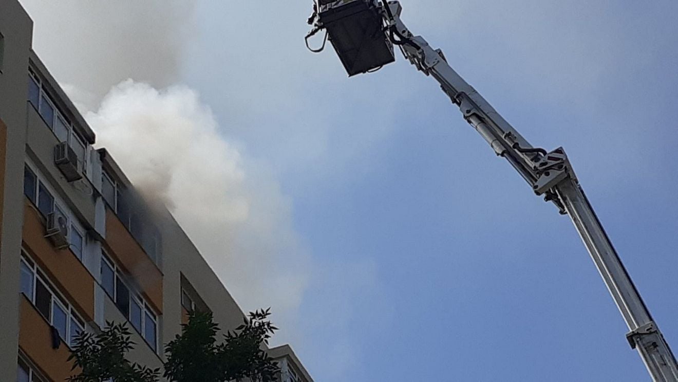 Incendiu cu degajări mari de fum într-un apartament din Ploieşti / Circa 30 de persoane s-au evacuat