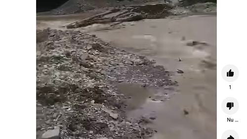 Pod luat de viituri la Ciugheş, județul Bacău / 1.800 oameni din trei localităţi au acces doar pedestru / Pompieri din toată țara au fost mobilizați în zonă, pentru a interveni la inundații