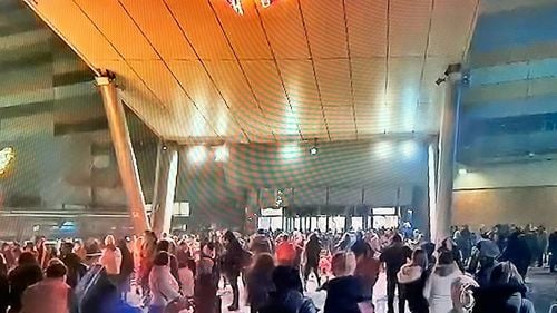 Alertă falsă cu bombă, la un mall din Capitală / Sute de persoane au fost evacuate