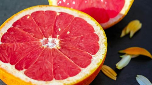 Grepfrutul – un superaliment, sursă excelentă de antioxidanți, potasiu și fibre / Fructul ar putea ajuta la slăbit / De ce trebuie evitat de anumite persoane?