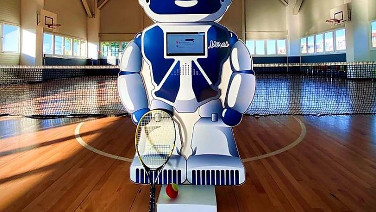 VIDEO Robotul care ajută școala online: un român a dezvoltat o soluție pentru ca profesorii să poată preda din școală, iar elevii să aibă acces inclusiv la laboratoare, dar stând acasă