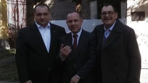 Europarlamentarul Cristian Terhes spune că mandatul lui Pavelescu la conducerea PNȚCD ar fi încetat de drept, după ce în urmă cu o săptămână Pavelescu era cel care anunța că Terheș a fost dat afară din partid pentru că nu și-a plătit cotizația