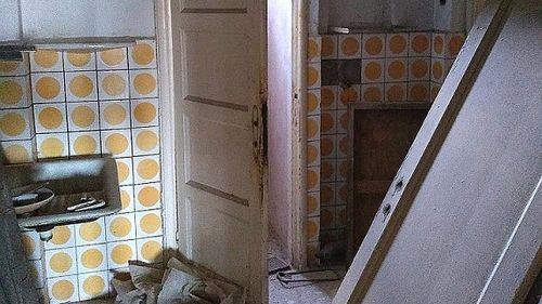 Localnicii din Aninoasa încep să plece din cele 11 blocuri cu risc de prăbuşire / Autorităţile încearcă să-i convingă pe oameni să rămână