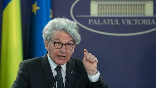 O scrisoare de avertizare a comisarului Thierry Breton către Elon Musk generează o mică furtună. Comisia Europeană spune că nu a validat-o, după ce s-a trezit cu acuzaţii că intervine în campania electorală americană