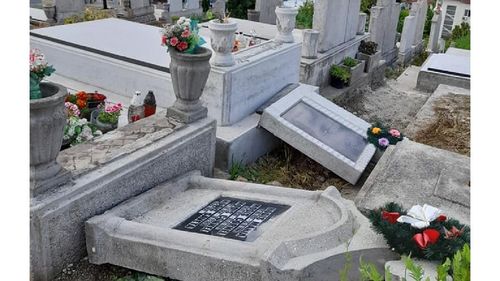 Dosar penal pentru profanare de morminte într-un cimitir din Cluj-Napoca / 30 de morminte au fost vandalizate