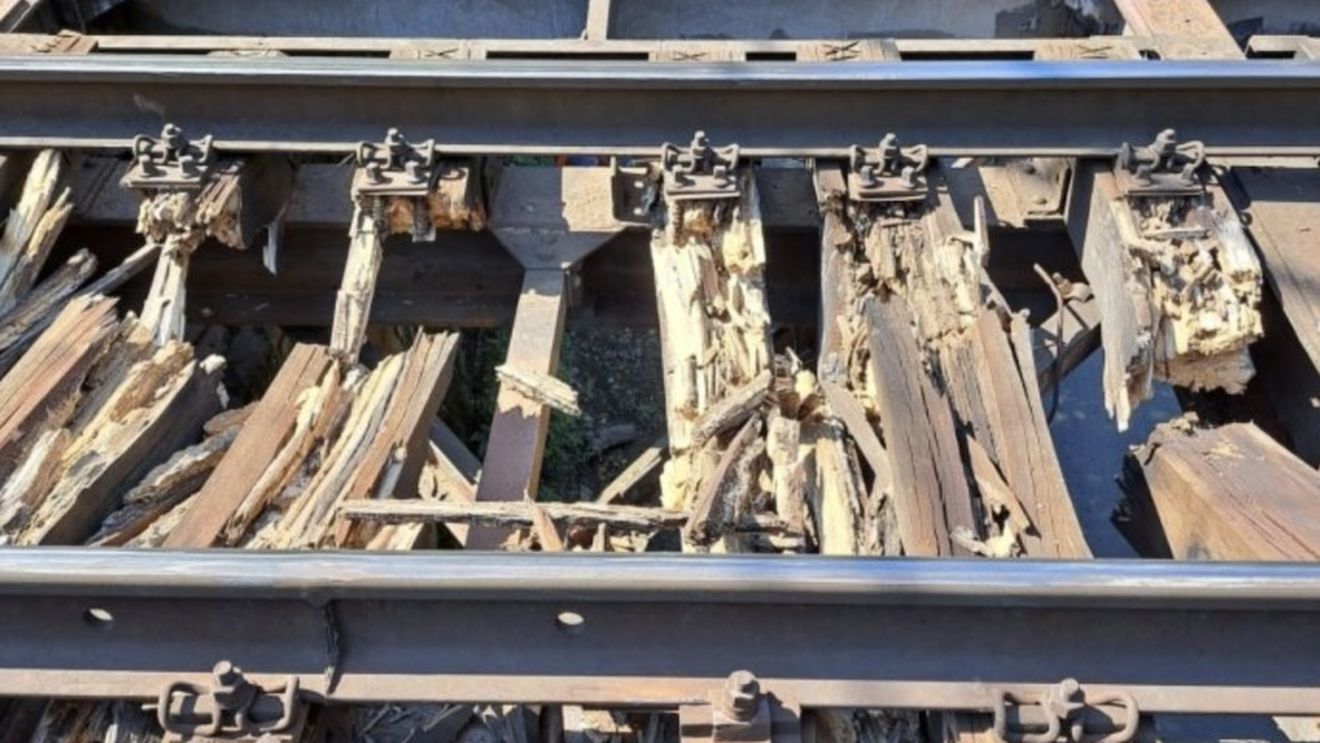 Un pod putrezit: cauza pentru care linia CFR Rupea – Racoșa fost închisă temporar / Un tren a deraiat aici, sâmbătă