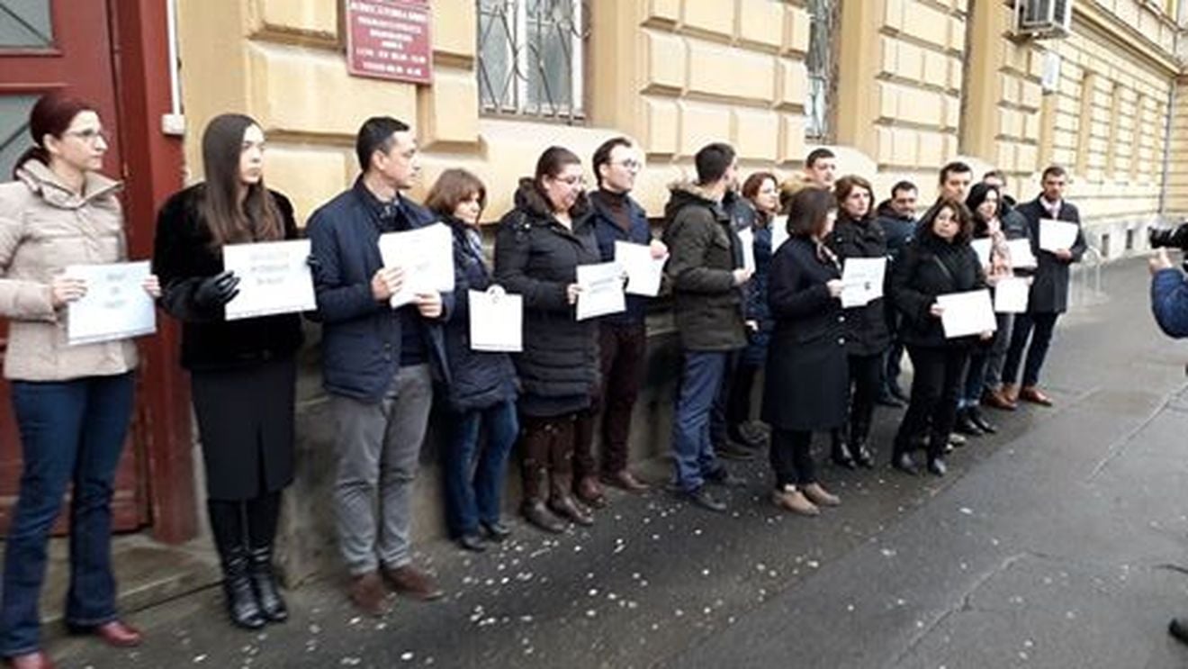 Judecătorii sibieni continuă protestul împotriva OUG 7: Suspendă ședințele de judecată timp de o oră săptămâna viitoare de luni până joi / VIDEO Și magistrații clujeni protestează din nou