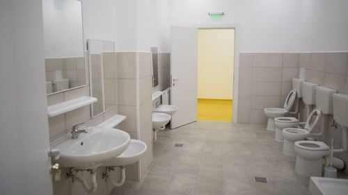 Primarul unei comune din Buzău cere ajutor pentru amenajarea toaletei în interiorul grădiniței din localitate: „Trec peste ruşine şi spun direct şi public: dacă vrea cineva să ne ajute cu orice, o comunitate întreagă vă va mulţumi”