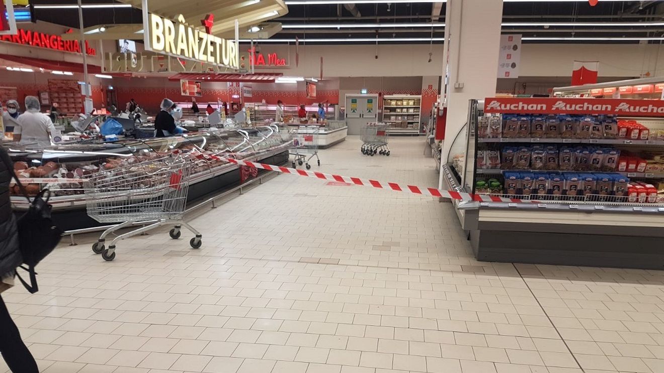 FOTO Protecția Consumatorului vrea închiderea a patru magazine Auchan din Bucureşti pentru maximum 6 luni, în urma unui control care a constatat abateri importante