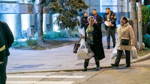 PNL Olt, plângere penală împotriva unor membri din secții de votare. Acuze că ar fi transferat 2.000 de voturi candidatului PSD Marcel Ciolacu în secții din Olt / Reprezentanții USR spun că distanța crește în favoarea Elenei Lasconi / PSD afirmă că în acest moment 300 de voturi îl despart pe Ciolacu de Lasconi