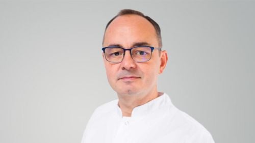 #Medicibuni Chirurgul Mircea Lică, MedLife: „O ușoară anemie descoperită întâmplător, m-a dus către o tumoră de colon. Am rezolvat acest caz printr-o operație laparoscopică efectuată cu mult înaintea apariției semnelor unei astfel de boli.”