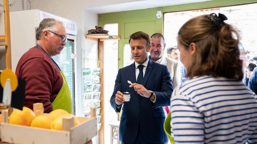 Franța: Liderii opoziției îl atacă pe președintele Macron pentru promulgarea reformei pensiilor în miez de noapte. Acuzațiile sunt însă false