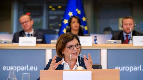 VIDEO INTERVIU Comisarul european Adina Vălean critică supra-alocarea din PNRR: ”România trebuie să spună clar ce proiecte vrea să finanțeze”. Despre regulile UE pentru camioane: ”Par ușor absurde”
