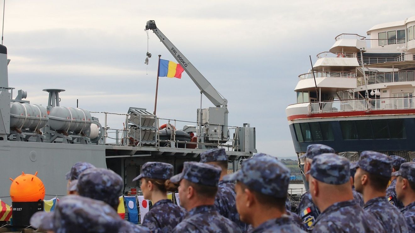 Primul vânător de mine preluat de România de la Marina Regală Britanică soseşte în portul militar Constanța